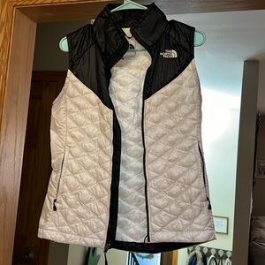 Beautiful north face vest!
